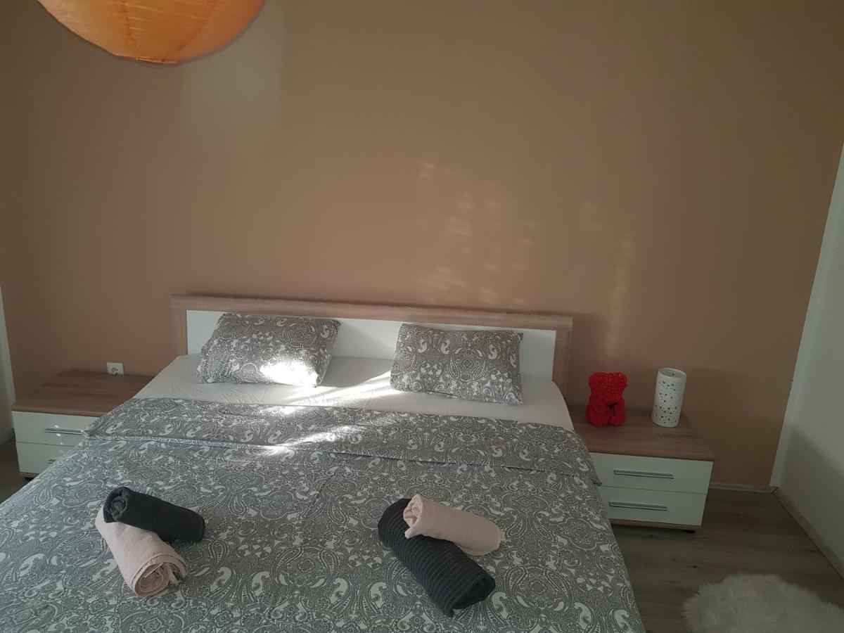 Apartmani Milutin Brodarica  Eksteriør bilde