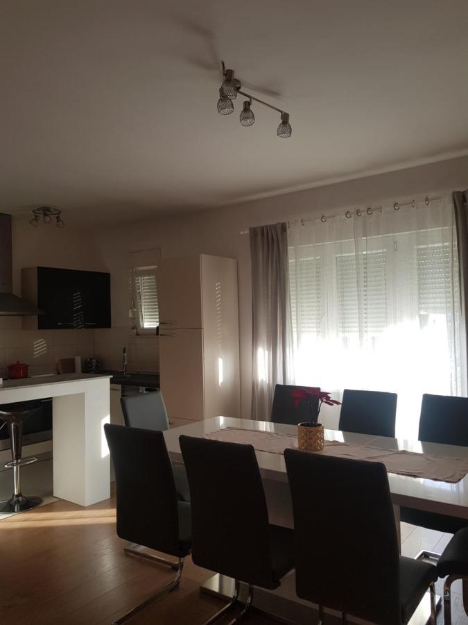 Apartmani Milutin Brodarica  Eksteriør bilde
