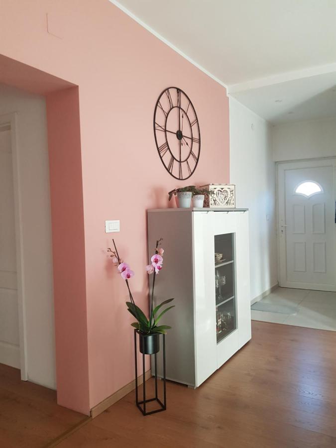 Apartmani Milutin Brodarica  Eksteriør bilde