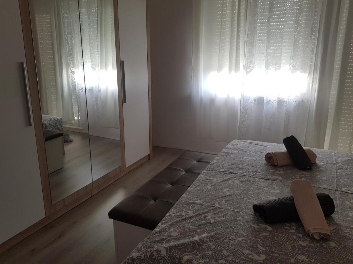 Apartmani Milutin Brodarica  Eksteriør bilde