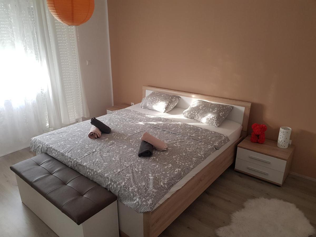 Apartmani Milutin Brodarica  Eksteriør bilde