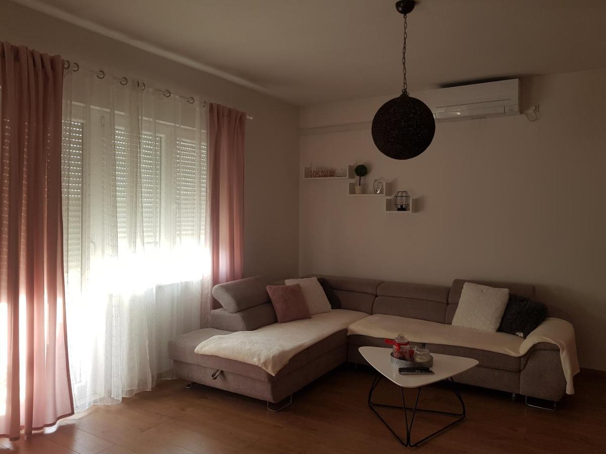 Apartmani Milutin Brodarica  Eksteriør bilde